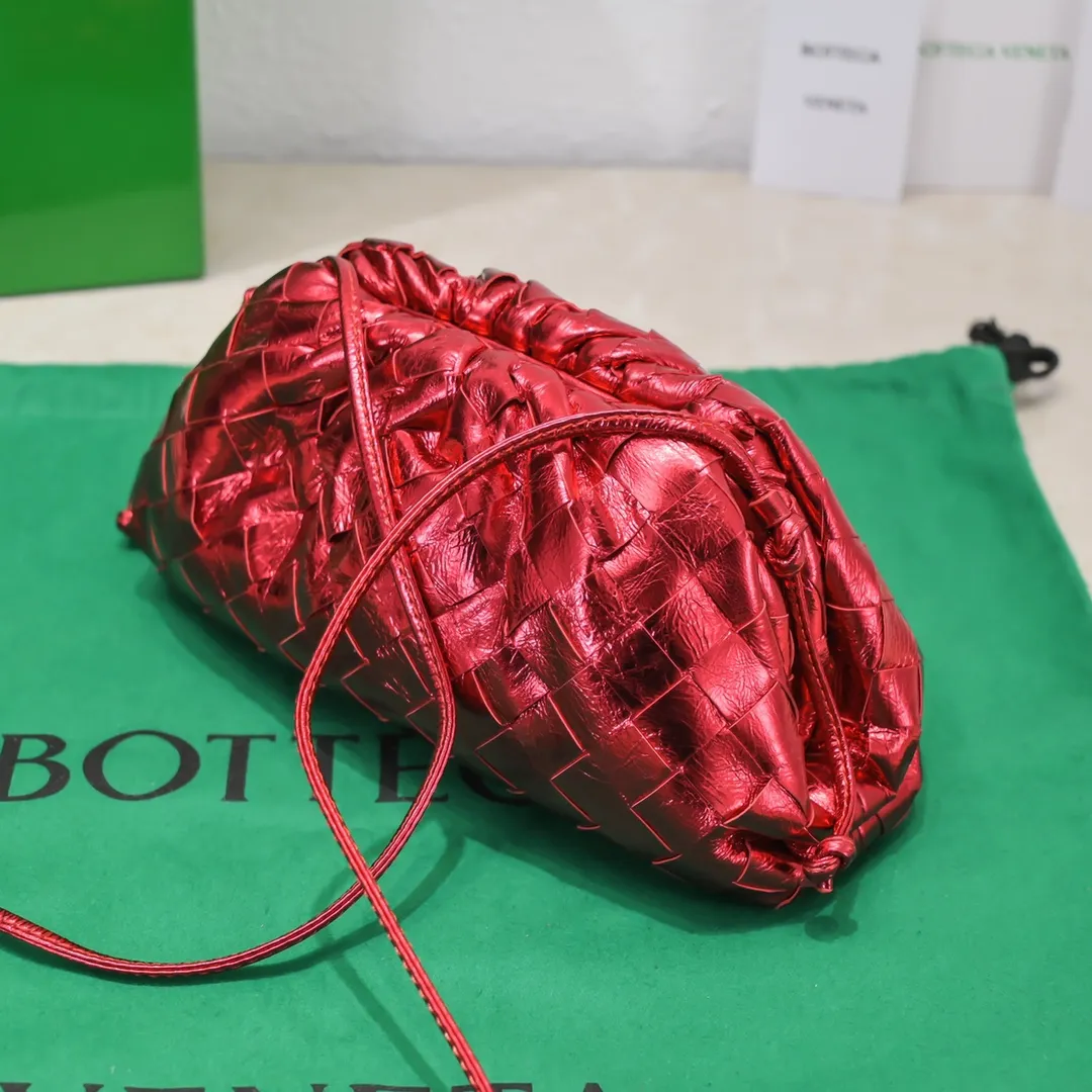 Bv 2022 early spring new cloud bag is launched as one of the classic models. The designer adopts a different and brand-new look to appear in the public eye. The texture of deerskin is more wear-resistant and easy to care for than traditional leather. It is unexpectedly good to match. It is full of style when you take it. It is sparkling in daily light. It is even more sparkling and lovely in the sun. Every time it is new, it can make people's eyes shine. It’s hard not to fall in love with it, model number: 6671#, size 22x13x5cm